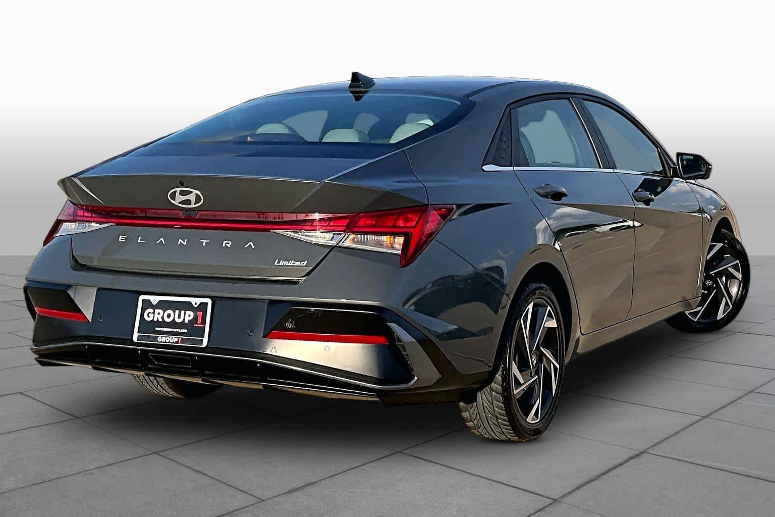 Used 2025 Ultimate Red Hyundai SEL Sport image 12