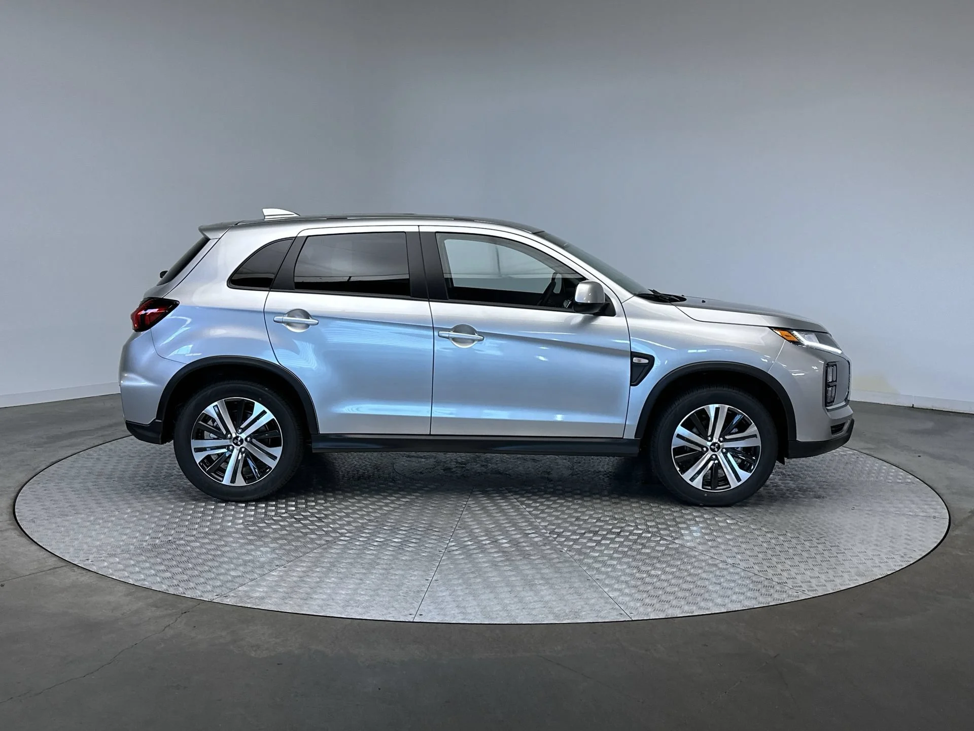 New 2026 Alloy Silver Metallic Mitsubishi ES image 10