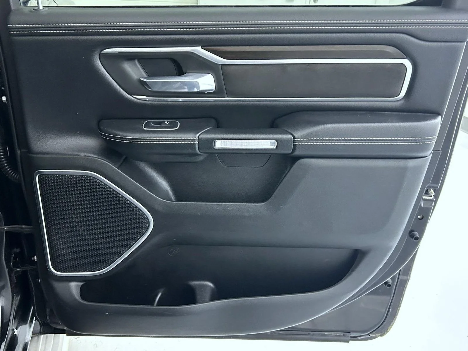 Used 2022 Black Ram Laramie image 17