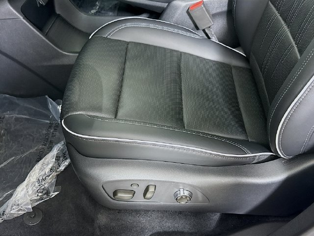Used 2025 White Frost Tricoat Buick Avenir image 21