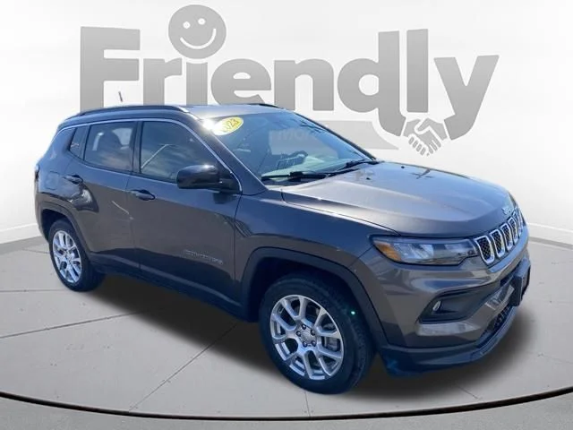 Used 2023 Gray Jeep Latitude Lux image 3