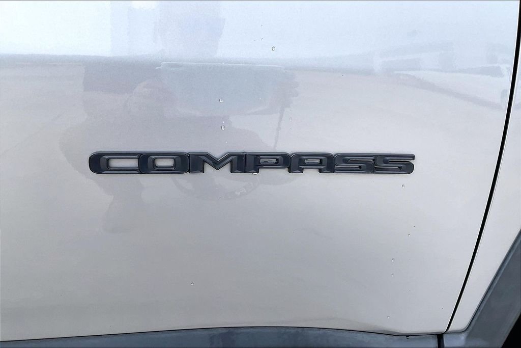 Used 2019 Silver Jeep Latitude image 13