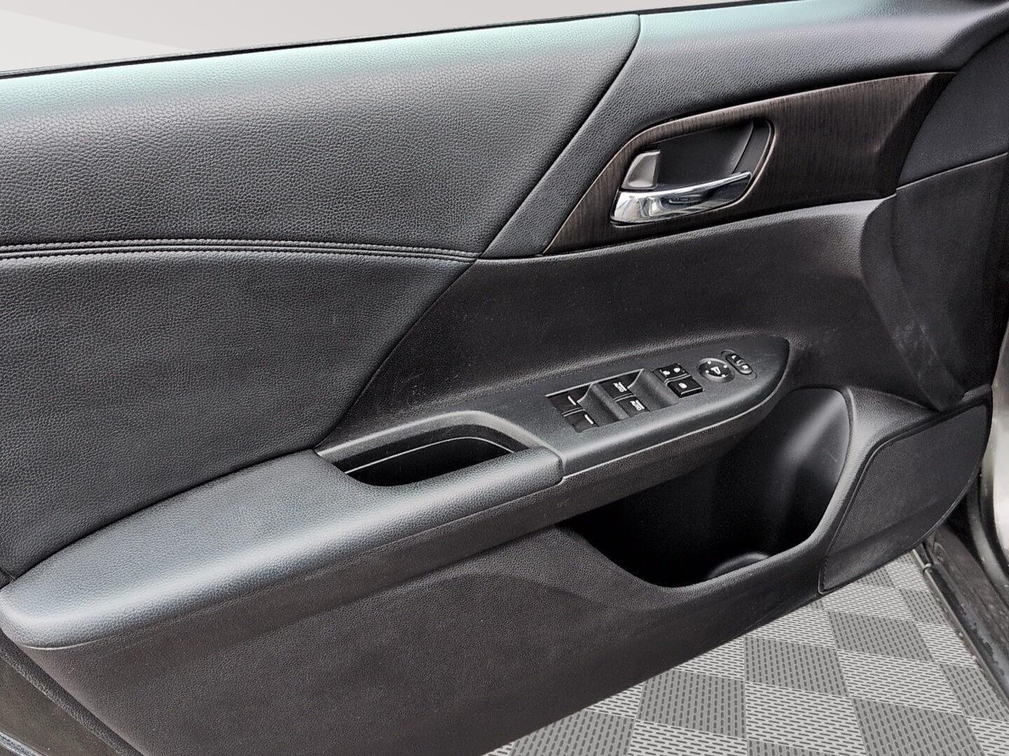 Used 2014  Honda EX image 4