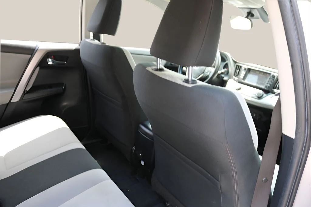 Used 2017 Silver Toyota XLE image 19