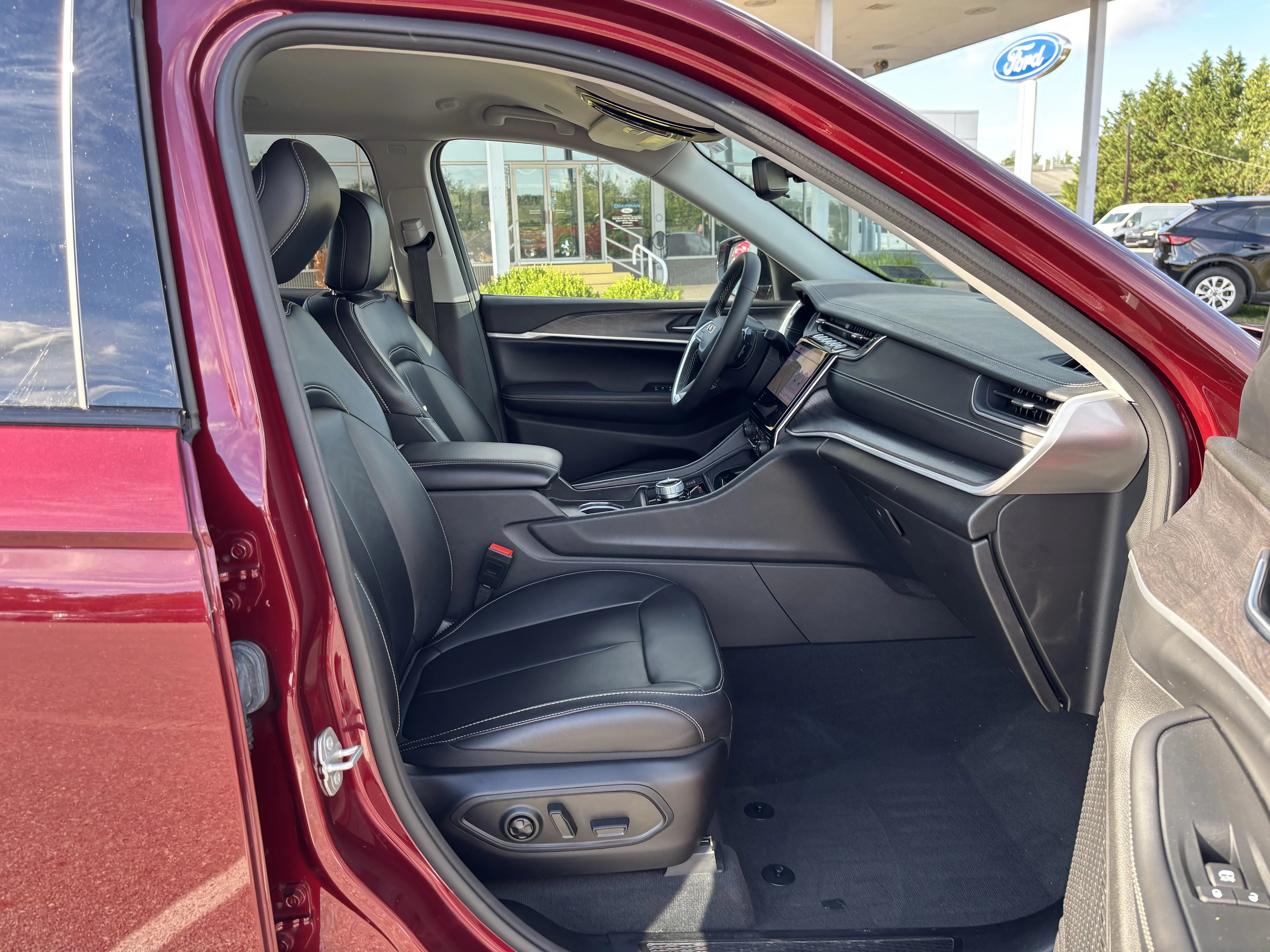 Used 2024 Velvet Red Pearlcoat Jeep Limited image 39