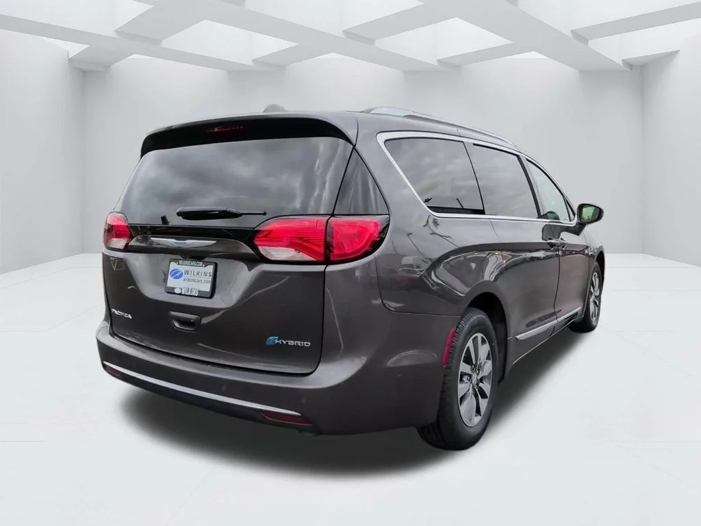 Used 2020 Crystal Metallic Chrysler Limited image 5