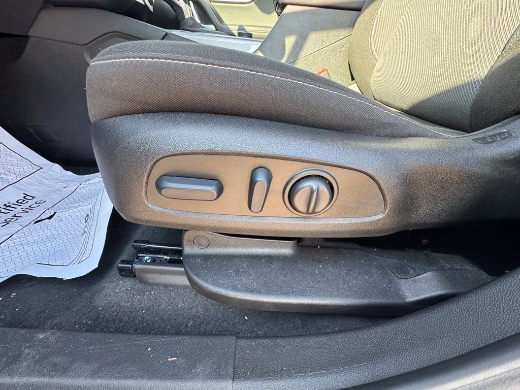 Used 2025 White Chevrolet LT image 10