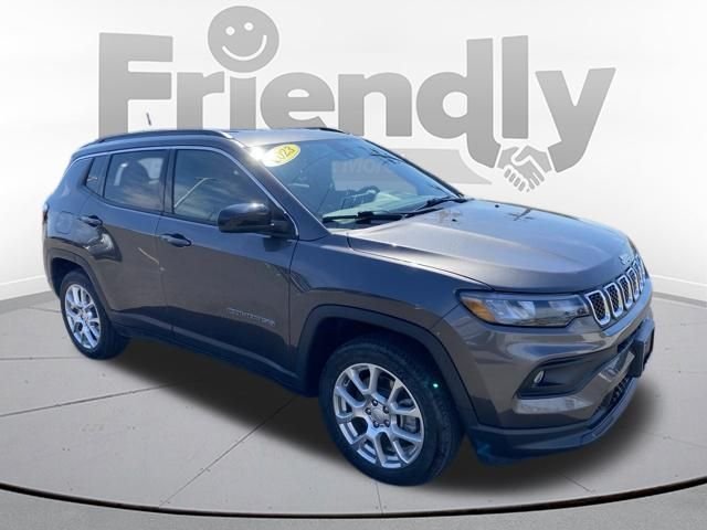 Used 2023 Gray Jeep Latitude Lux image 3