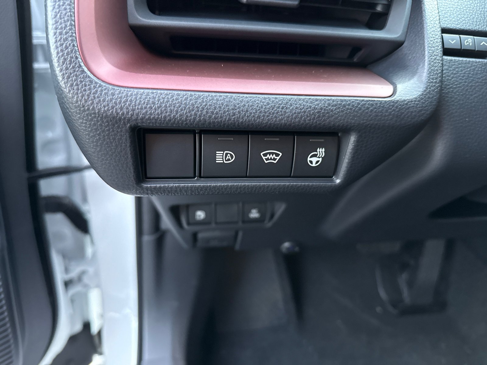 New 2026 Wind Chill Pearl <sup>1</sup> Toyota  SE image 25