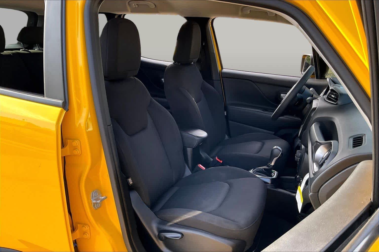 Used 2023 Solar Yellow Clearcoat Jeep Latitude image 9