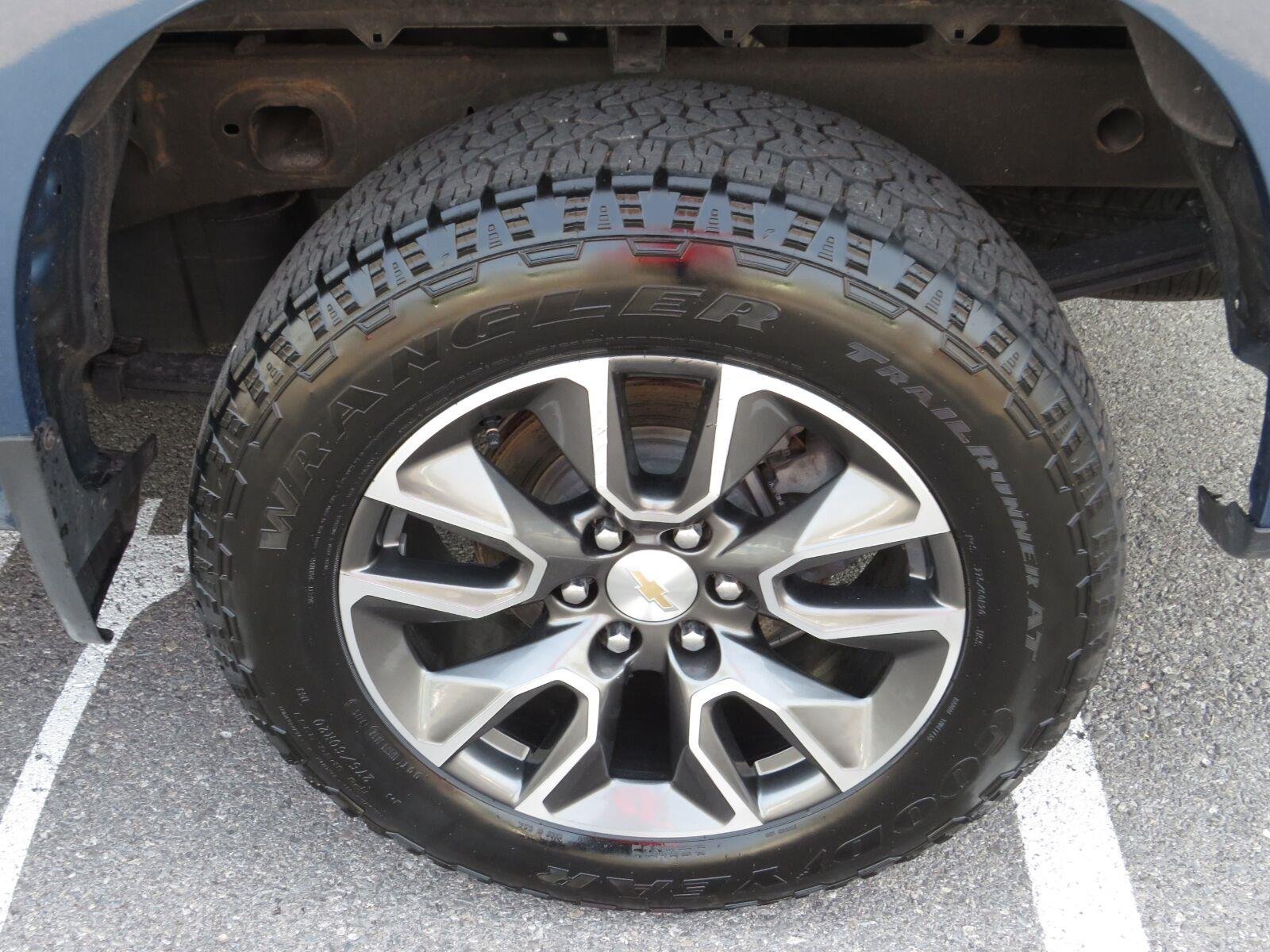 Used 2024 Lakeshore Blue Metallic Chevrolet LT image 20