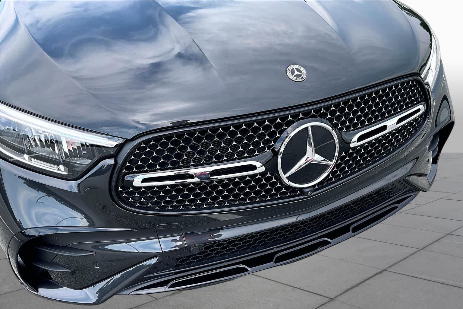 Used 2025 Graphite Grey Metallic Mercedes-Benz GLC 300 image 30