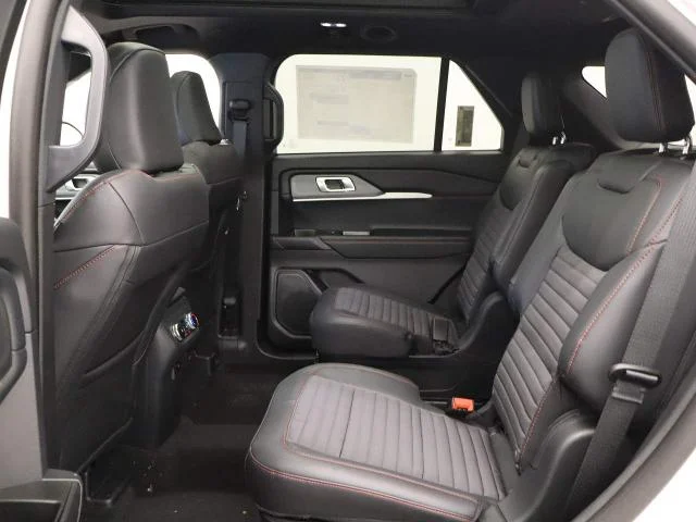 New 2026 Star White Metallic Tri-Coat Ford ST-Line image 38