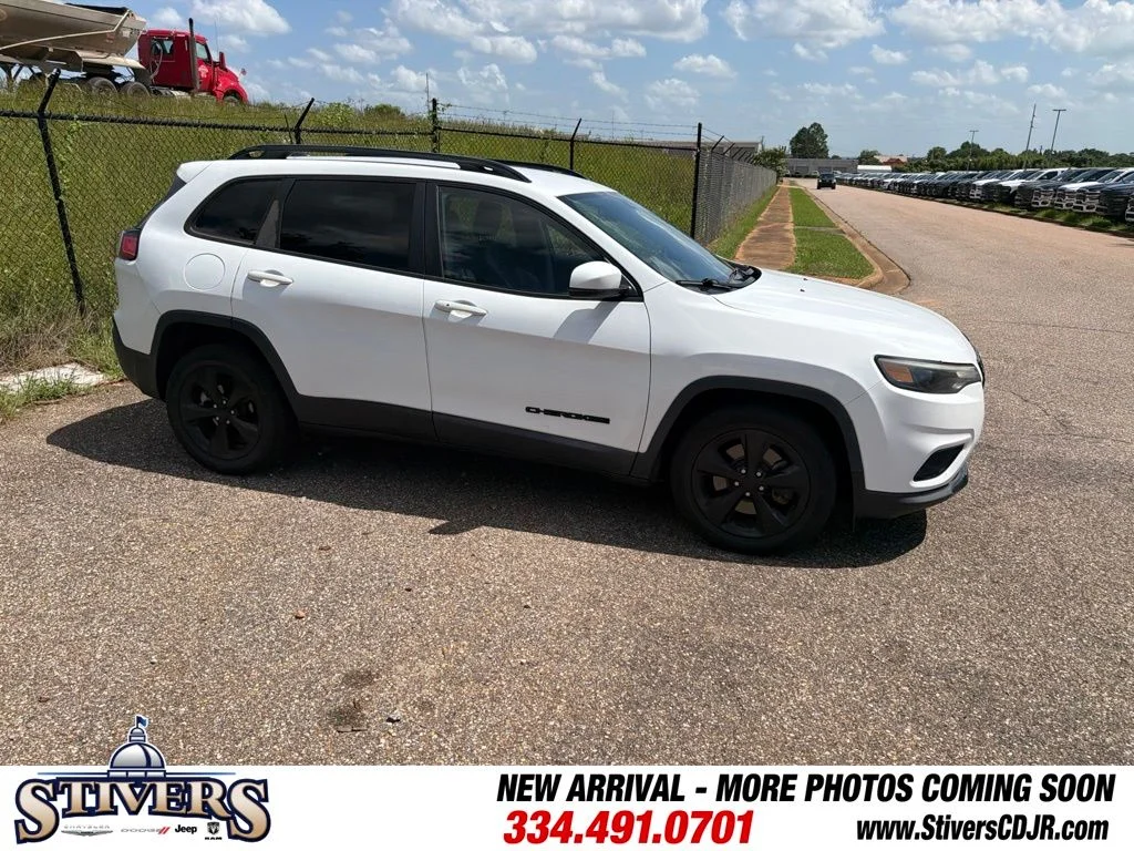 Used 2020 White Jeep Latitude Plus image 4