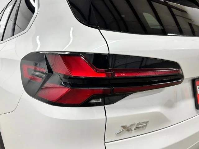 Used 2024 White BMW sDrive40i image 7