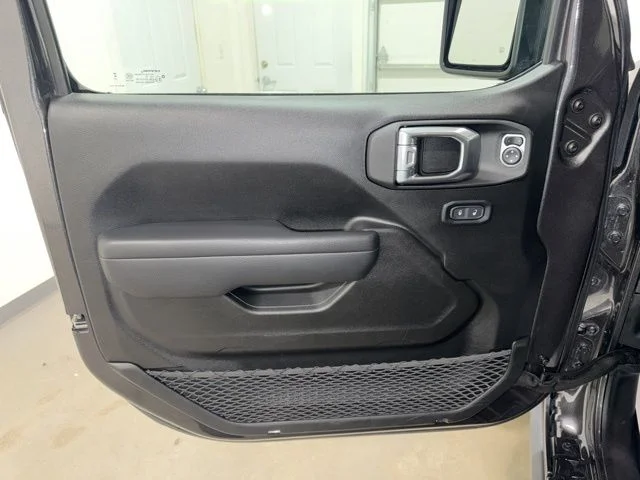 Used 2025 Granite Crystal Clearcoat Metallic Jeep Rubicon image 10