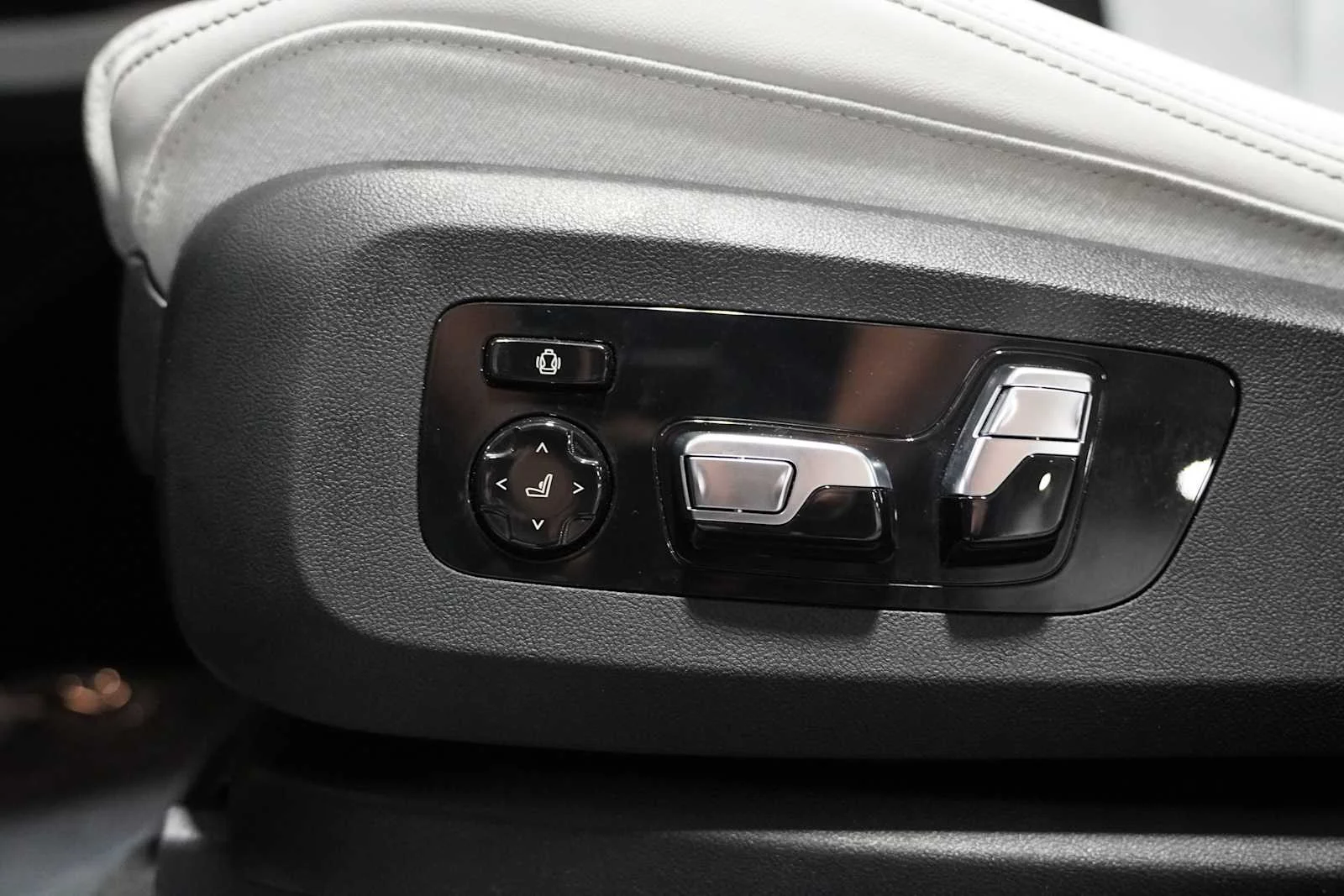Used 2026 Brooklyn Grey Metallic BMW xDrive40i image 13