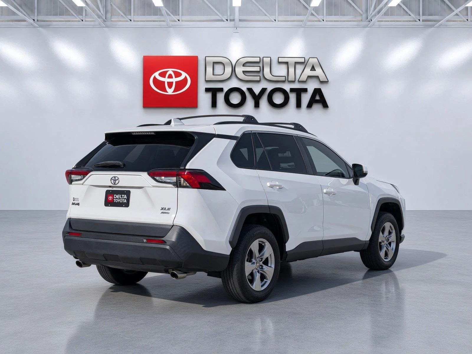 Used 2022 White Toyota XLE image 6