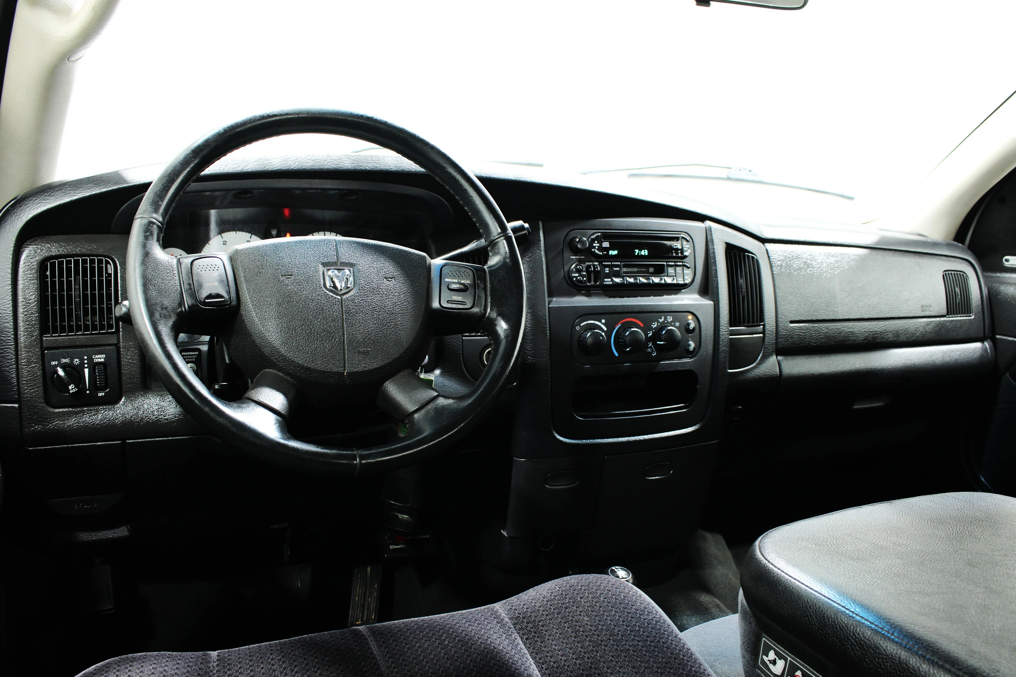 Used 2005 Bright White Dodge SLT image 2
