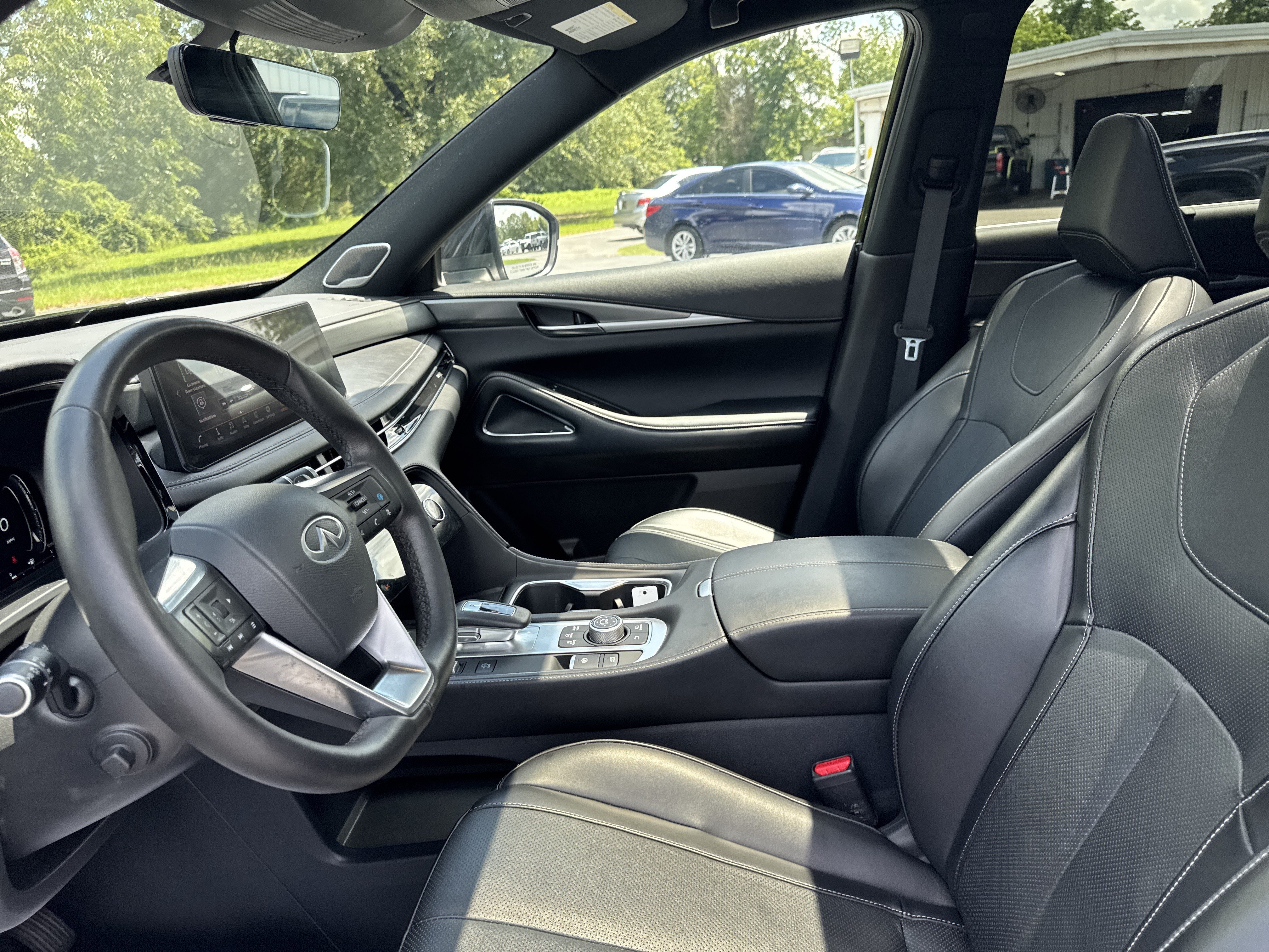 Used 2025 Mineral Black INFINITI LUXE image 14