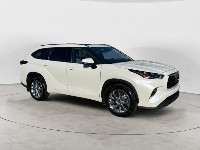 Used 2021 Blizzard Pearl Toyota Limited image 3