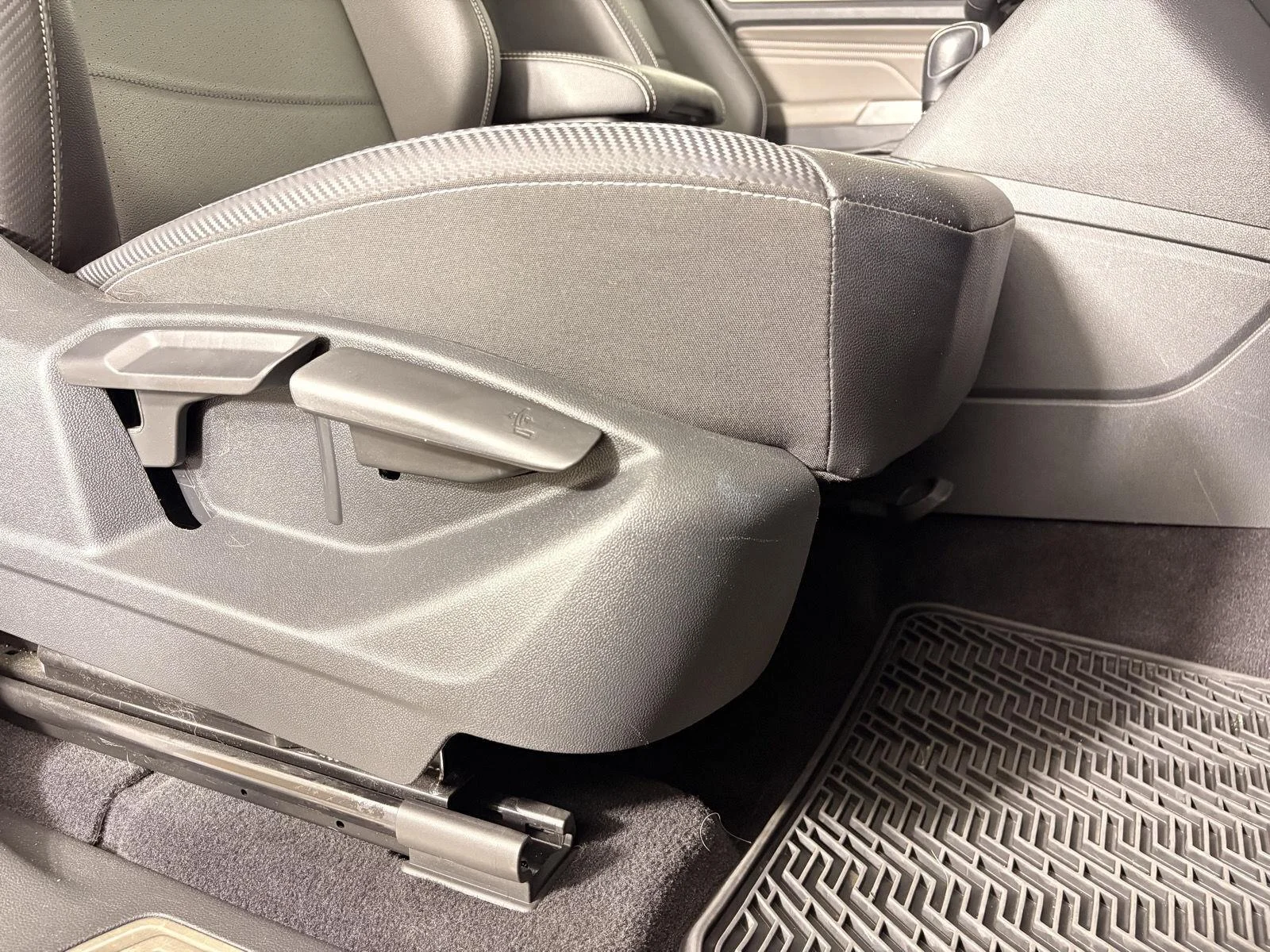 Used 2021 Platinum Gray Metallic Volkswagen 3.6L V6 SE w/Technology image 23