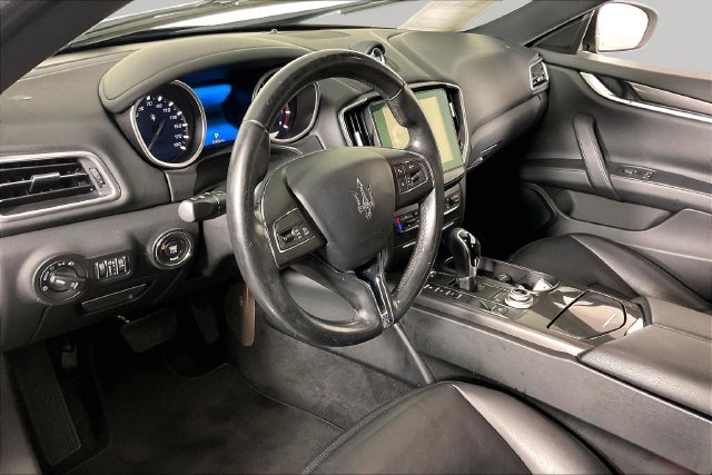 Used 2017  Maserati Base image 14