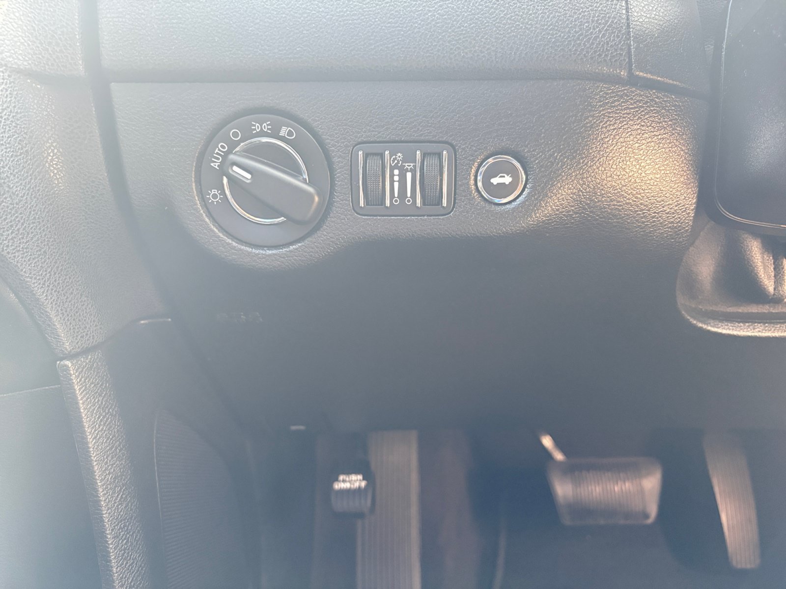 Used 2018 Bright White Clearcoat Chrysler Touring L image 20
