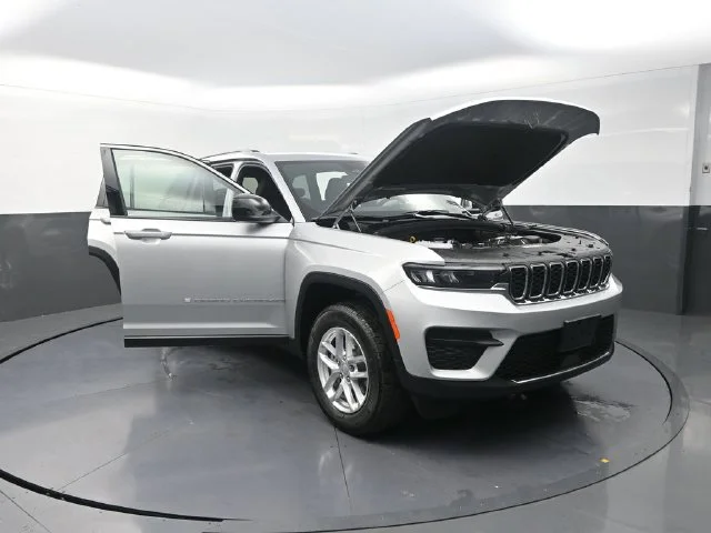 New 2026 Silver Zynith Exterior Paint Jeep Laredo X image 29