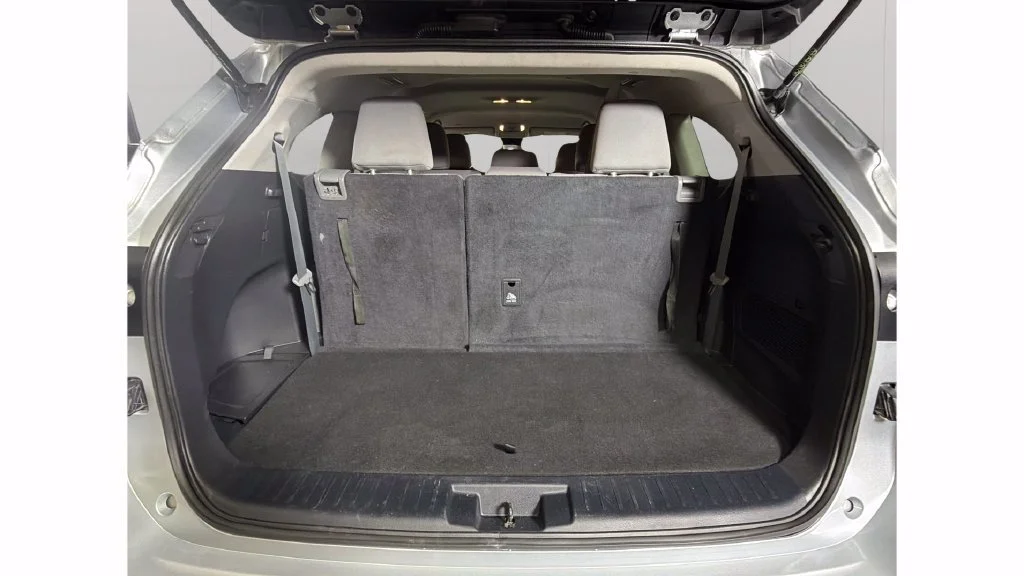 Used 2022 Silver Toyota L image 27