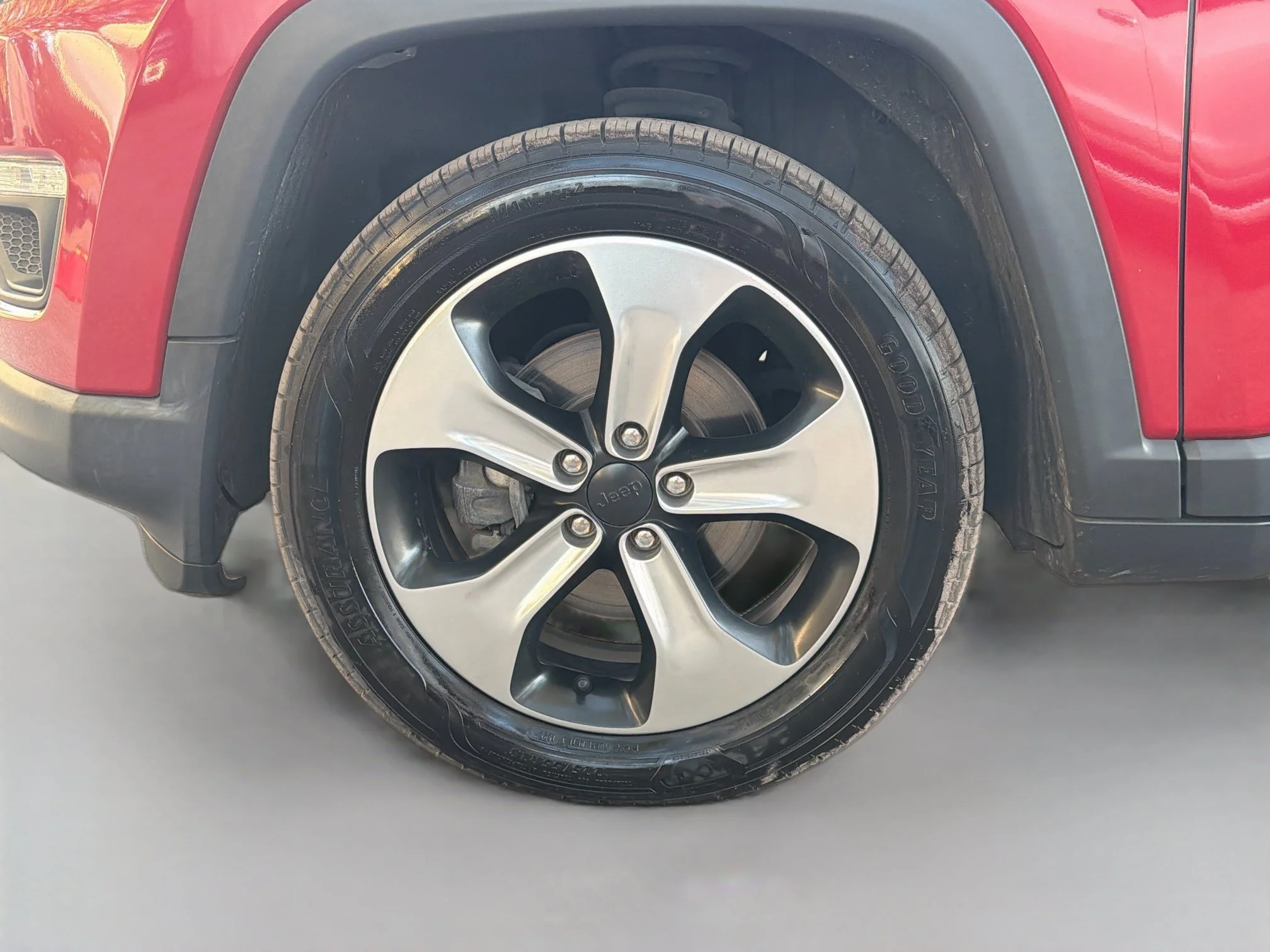 Used 2018 Redline Pearlcoat Jeep Latitude image 41