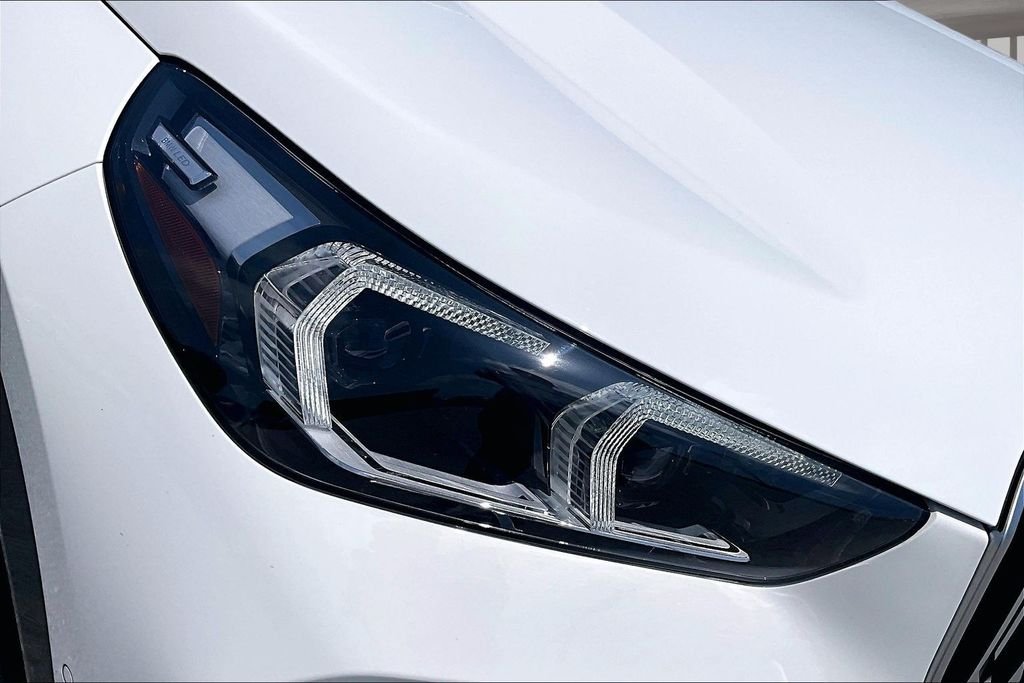 Used 2025 White BMW xDrive28i image 29