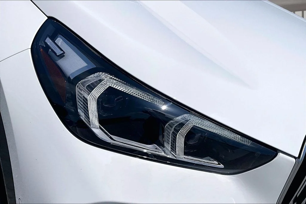 Used 2025 White BMW xDrive28i image 29