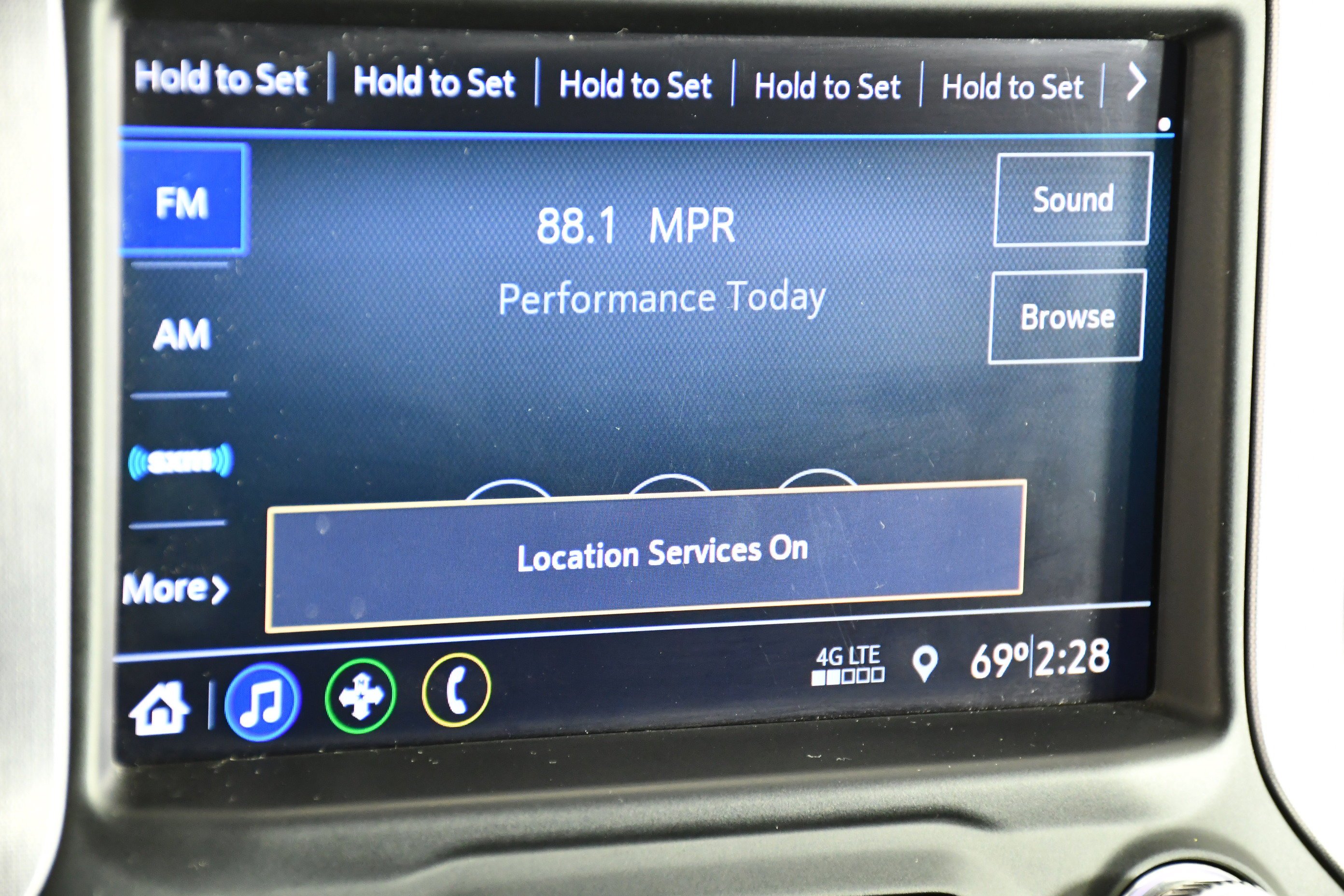 Used 2022 White GMC SLE image 29