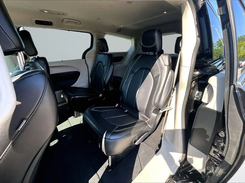 Used 2024 Black Chrysler Touring L image 27