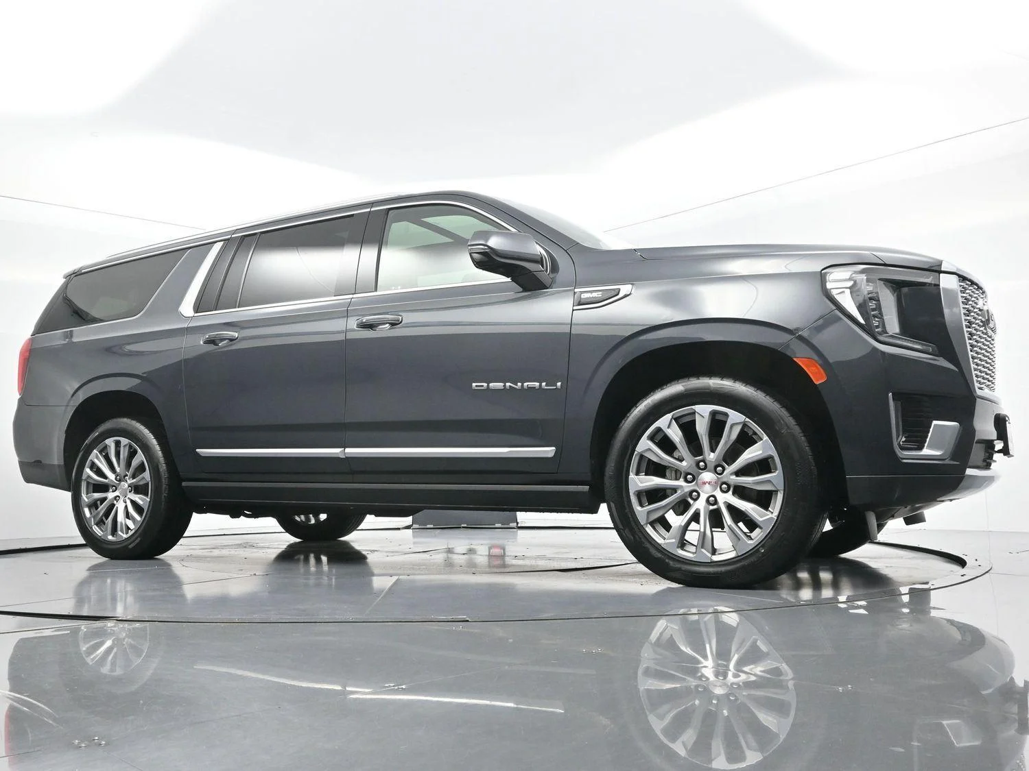 Used 2021 Hunter Metallic GMC Denali image 47