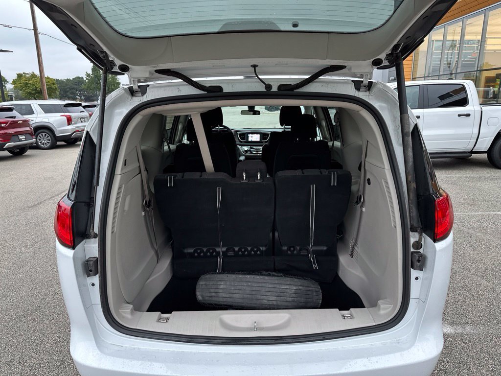 Used 2022 White Chrysler LX image 37