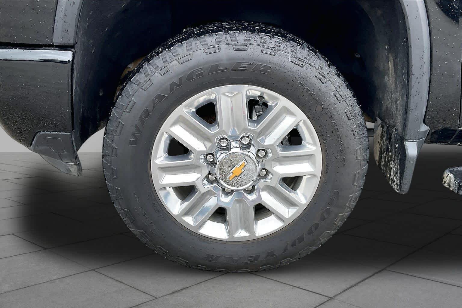 Used 2024 Black Chevrolet High Country image 11