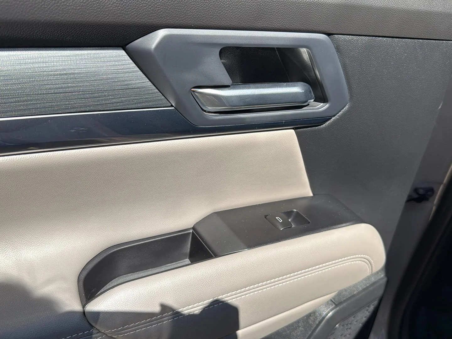 Used 2026 Riverstone Metallic GMC FWD Elevation image 21