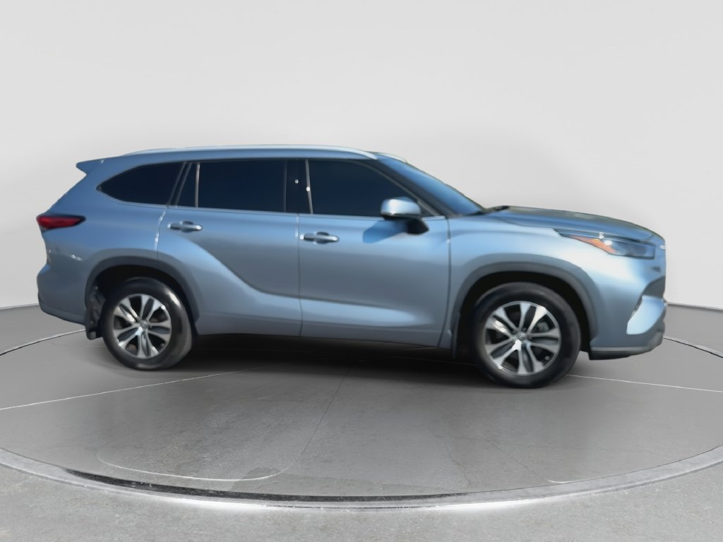 Used 2022 Moon Dust Toyota XLE image 9