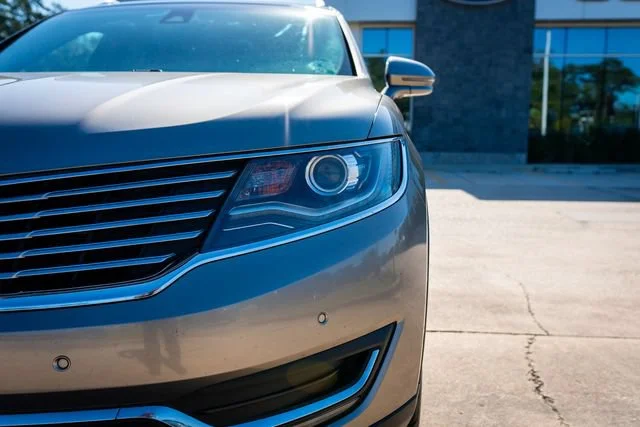 Used 2016 Luxe Metallic Lincoln Reserve image 3