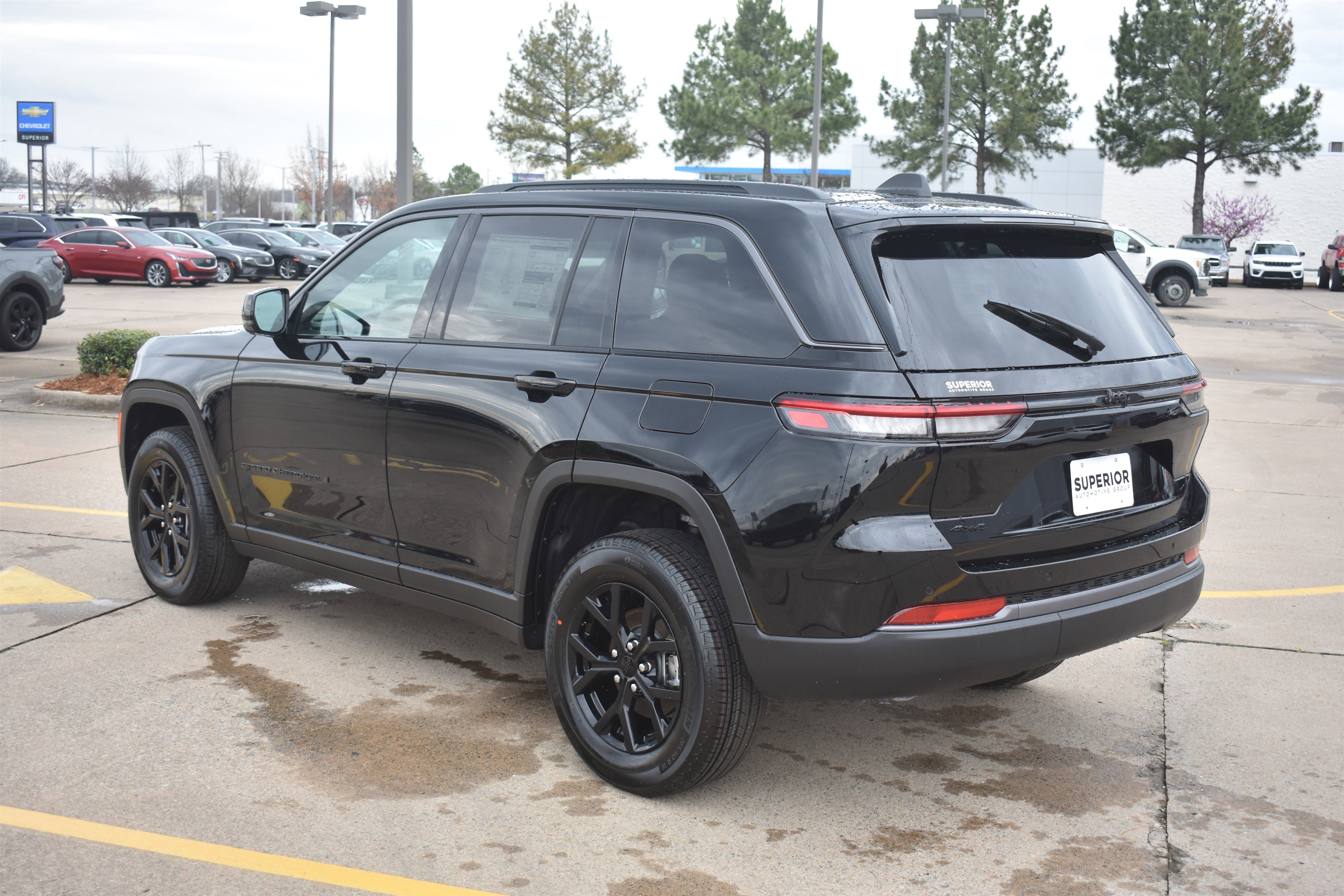 New 2026 Diamond Black Crystal Pearl-Coat Exterior Paint Jeep Laredo Altitude image 8