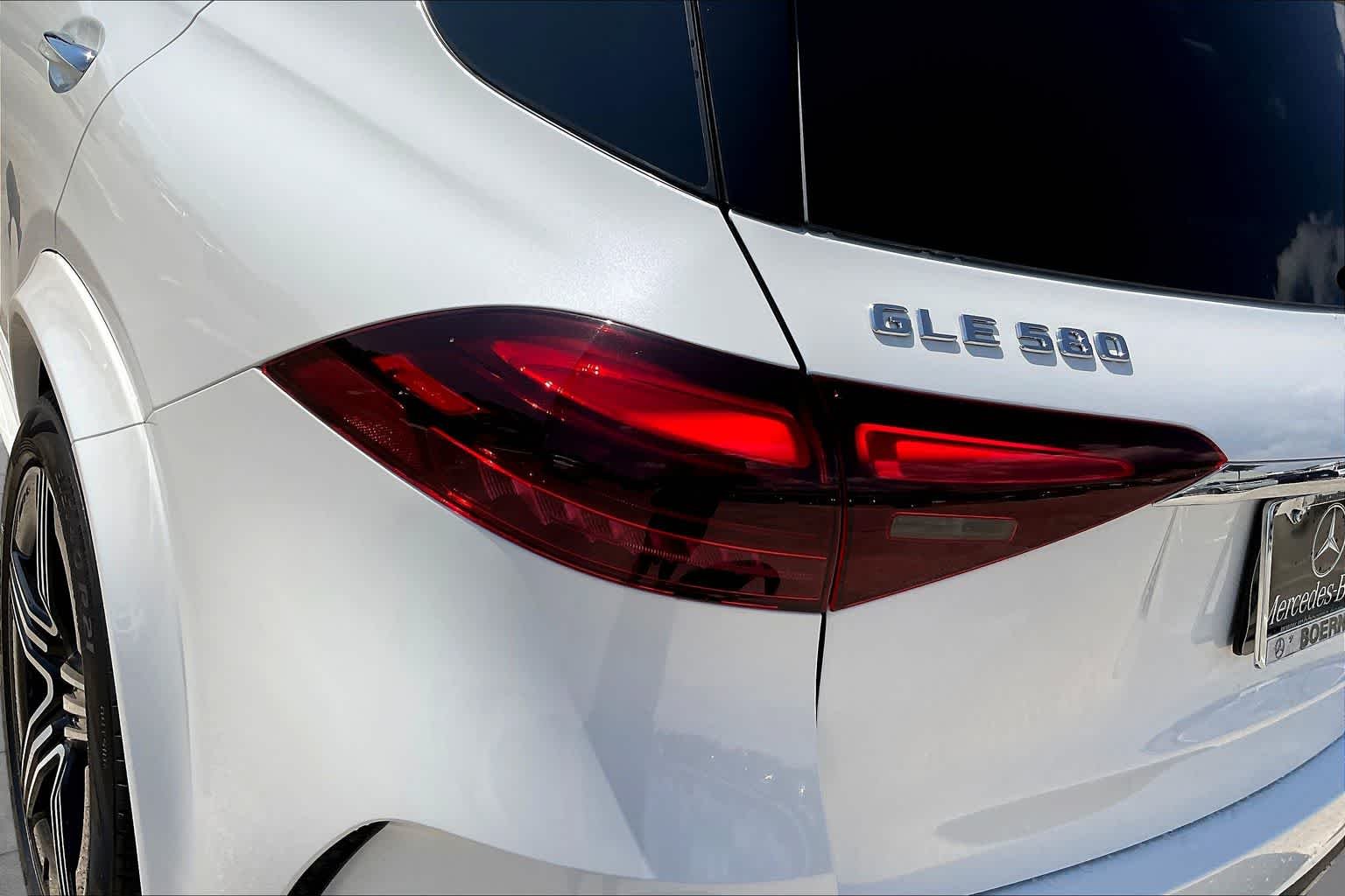 New 2026 MANUFAKTUR Moonlight White Metallic Mercedes-Benz GLE 580 image 5