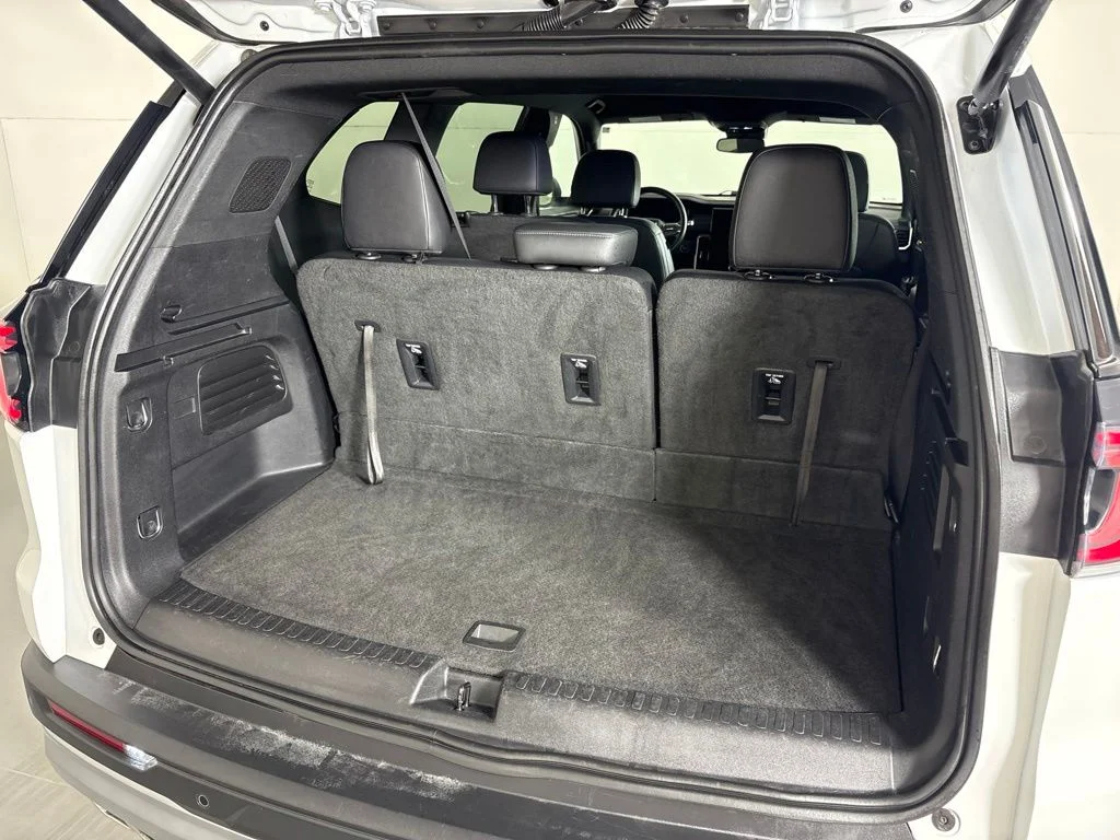 Used 2024 White GMC Elevation image 22