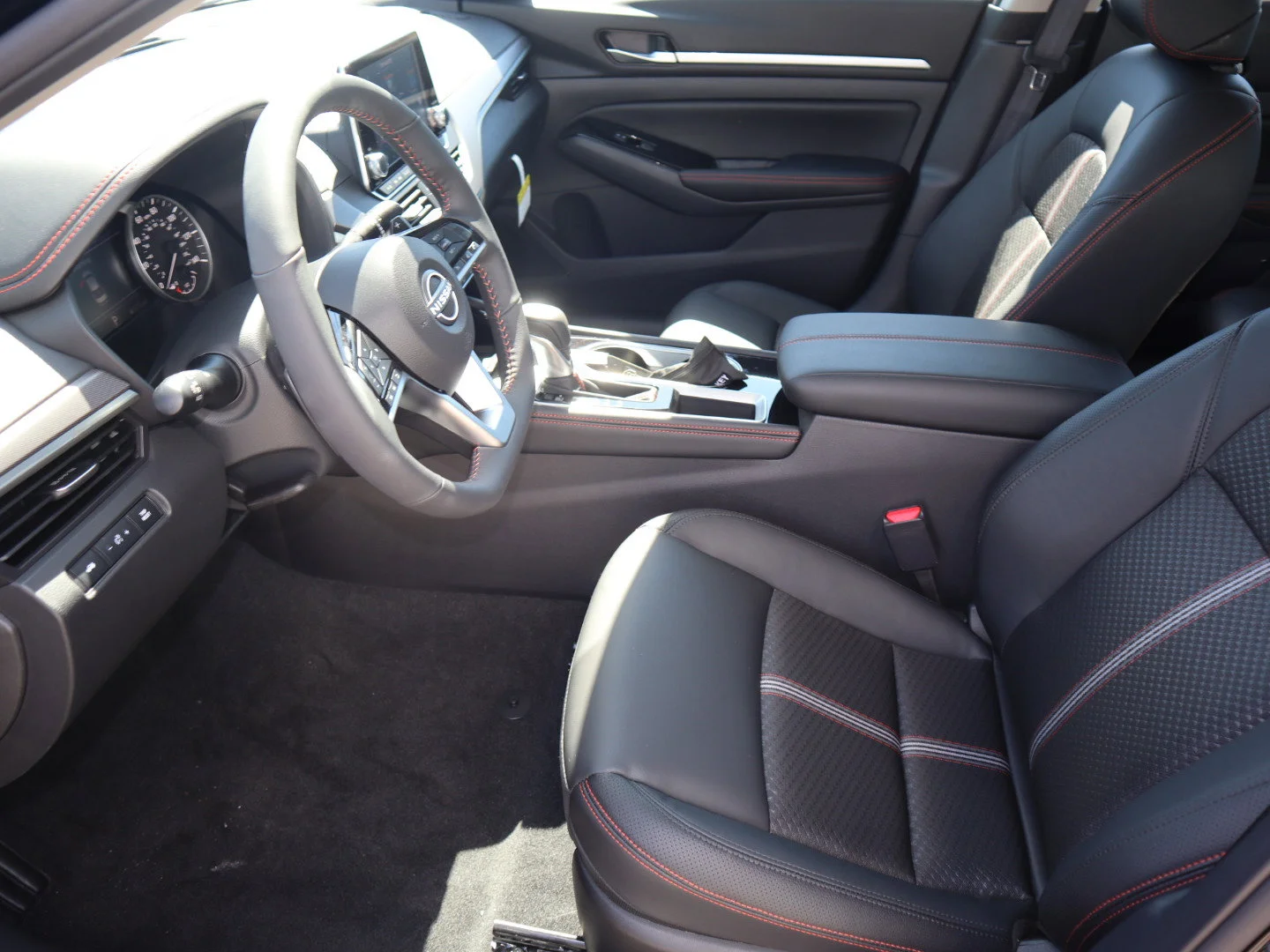 New 2025 Pearl White Tricoat Nissan SR image 13