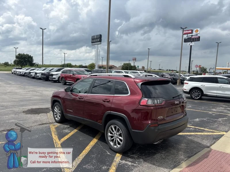 Used 2021 Velvet Red Pearlcoat Jeep Latitude Lux image 3