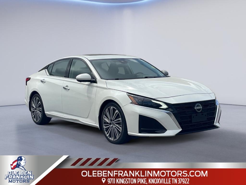 Used 2023 Pearl White Tricoat Nissan 2.5 SL image 1