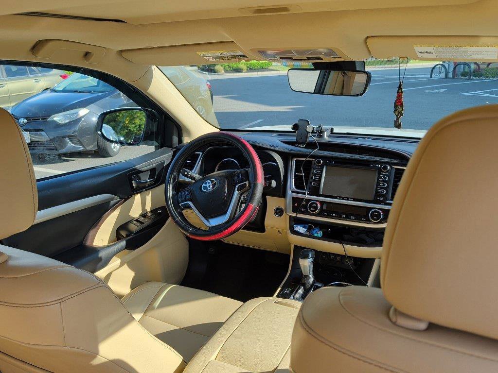 Used 2019 White Toyota XLE image 9