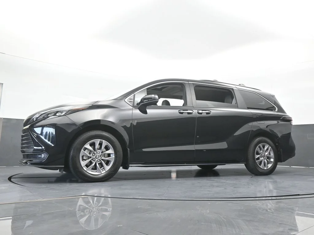 Used 2025 Midnight Black Metallic Toyota XLE image 60