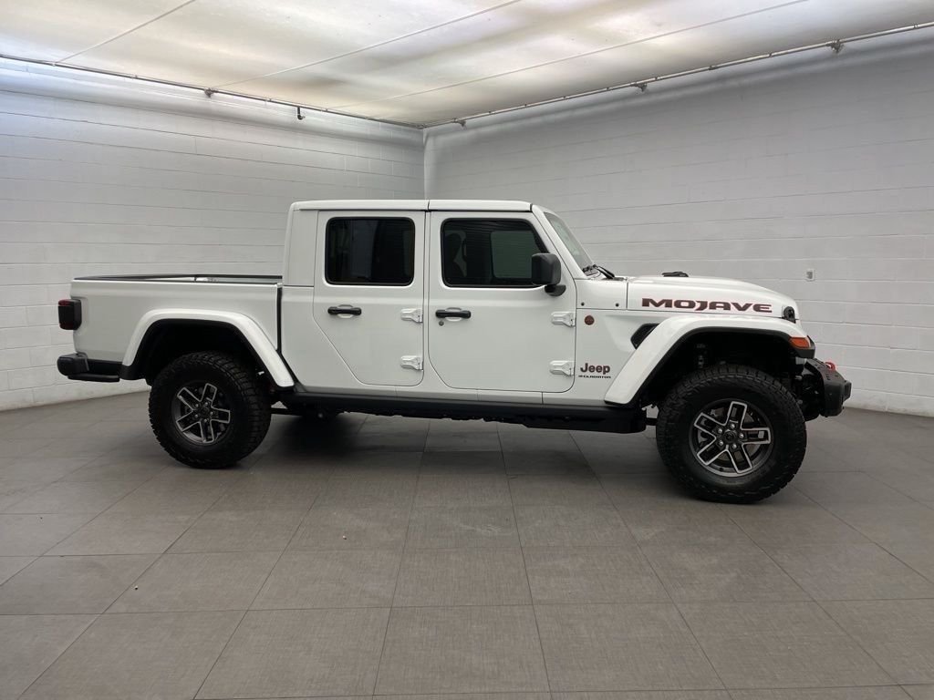 New 2026 Bright White Clear-Coat Exterior Paint Jeep Mojave X image 2